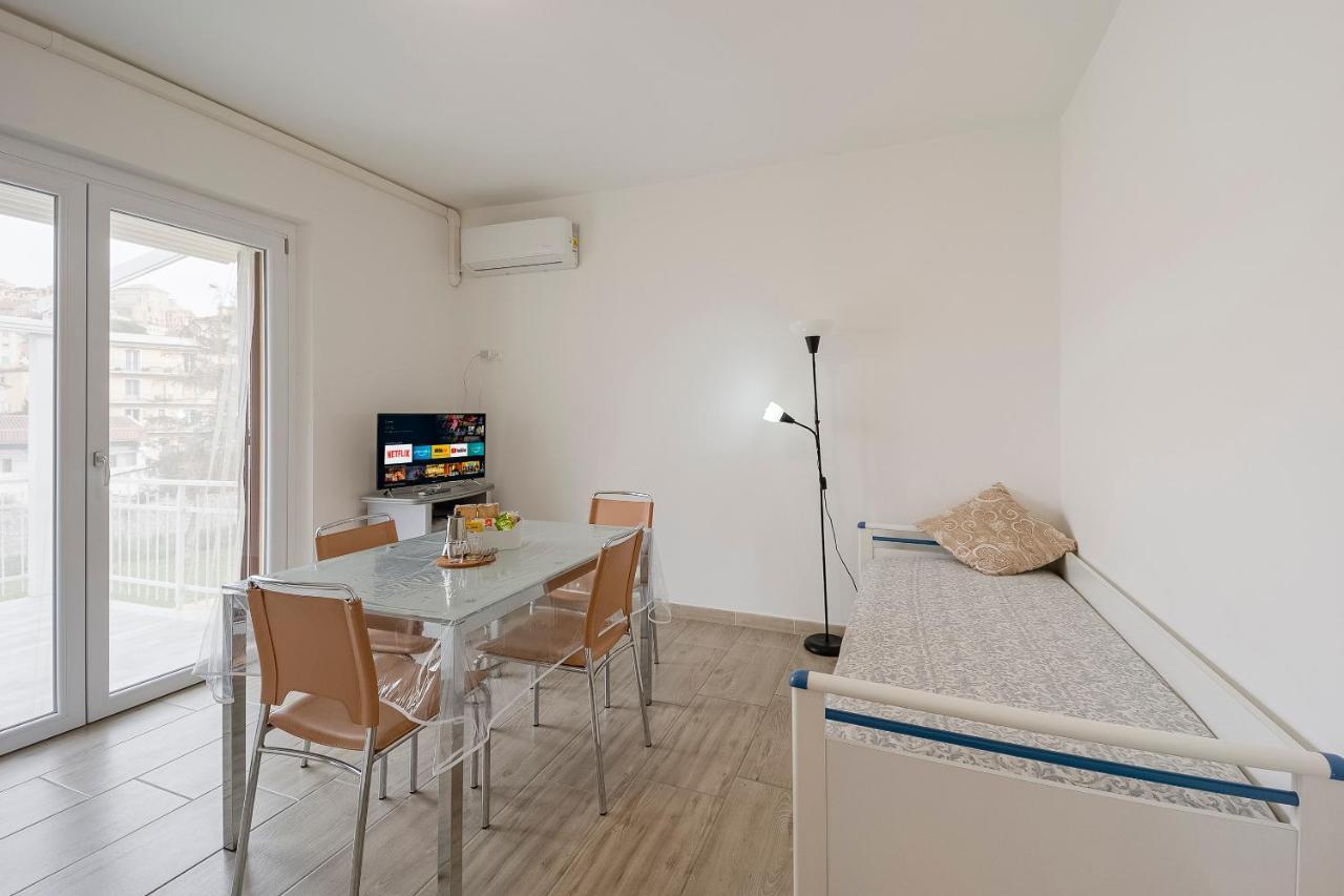 Il Gattino Di Porto - Apt 5 - Bilocale Terrazzo Piscina Imperia Exteriör bild